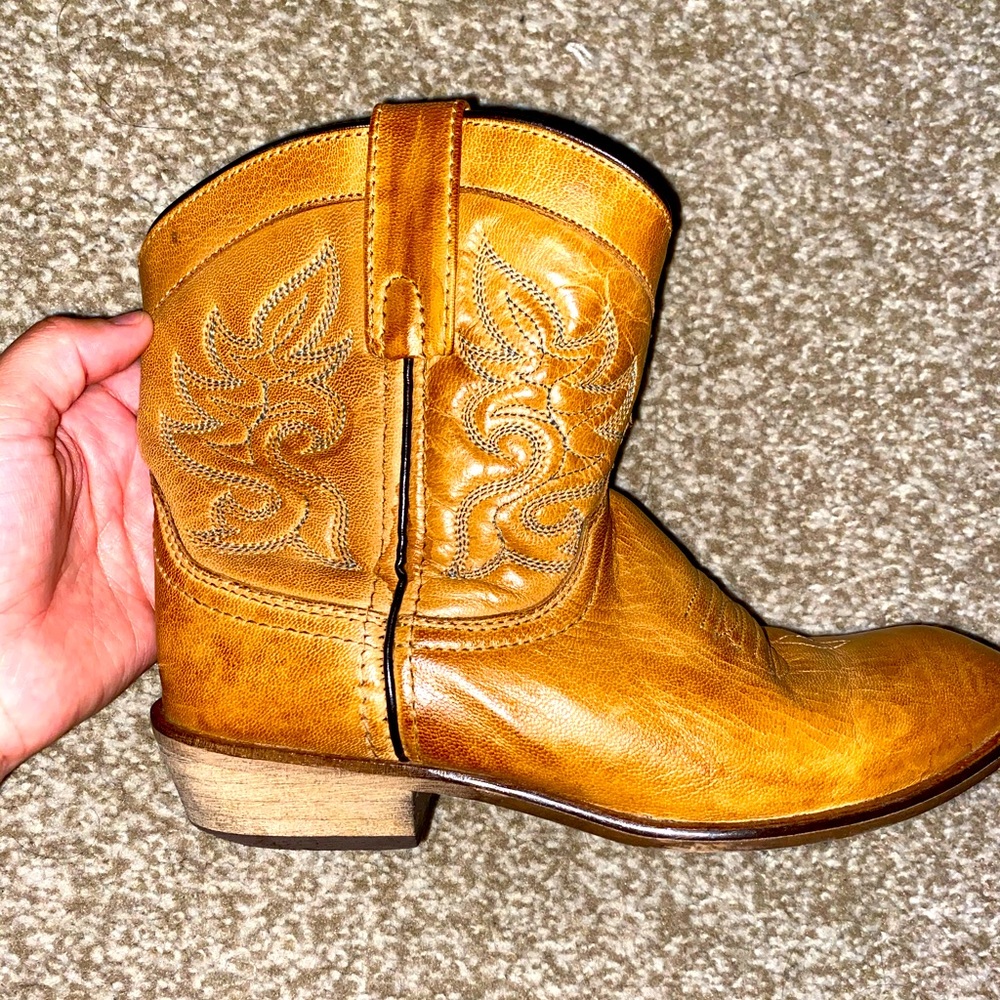 Short cowgirl boots size 6.5 woman!